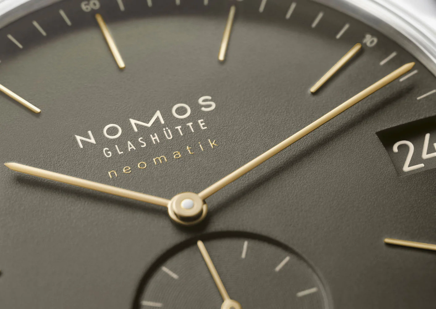 Nomos Glashutte Orion Neomatik 41 Date Olive Gold Sapphire Crystal - Image 5