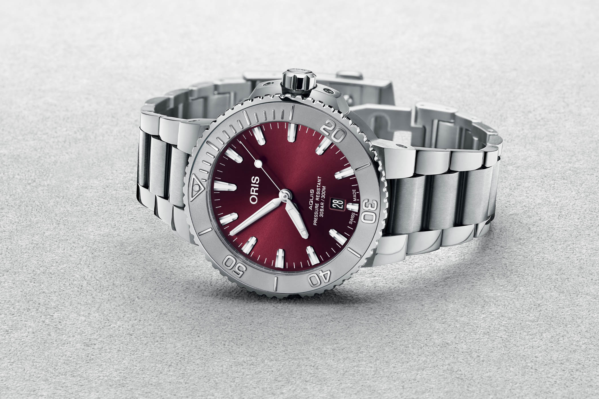 Oris Aquis Date Sunray Cherry Red 43.5 Bracelet - Image 3