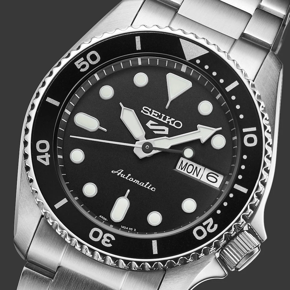 Seiko 5 Sports SKX Midi Black Mens Watch - Image 4